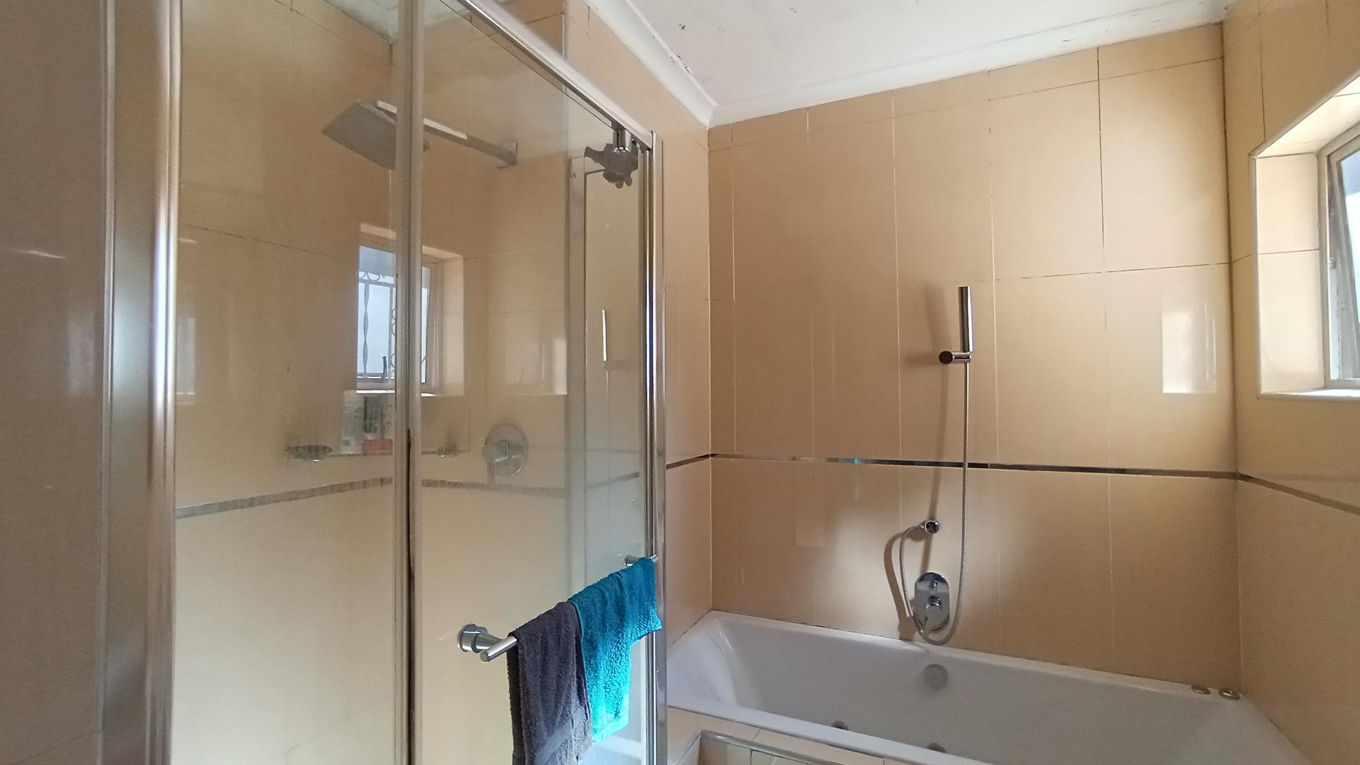 Main Bathroom - 5 square meters of property in New Germany 