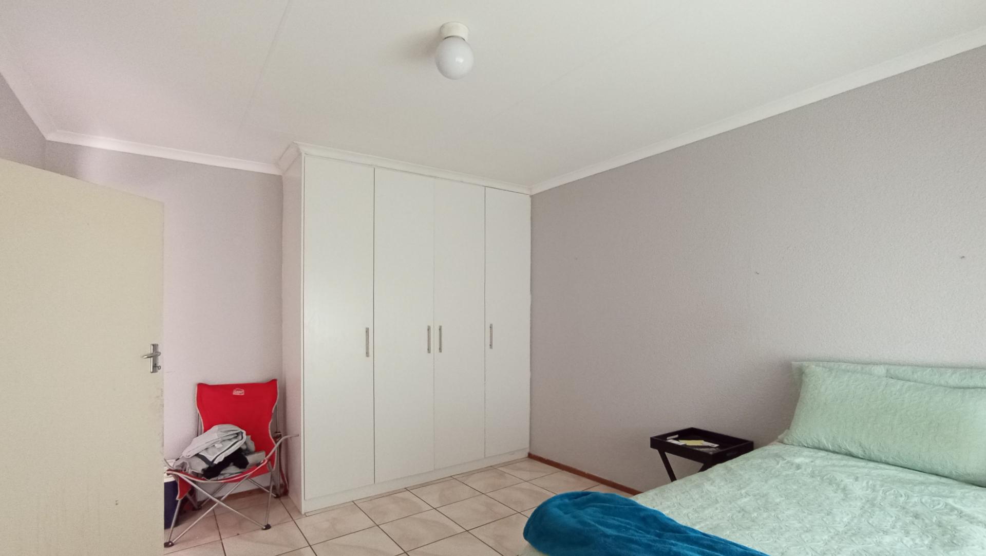 Bed Room 1 - 17 square meters of property in Georginia