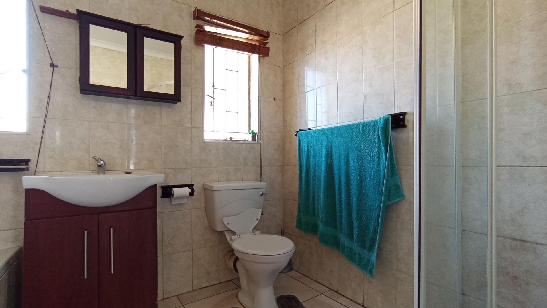 Bathroom 1 - 8 square meters of property in Georginia