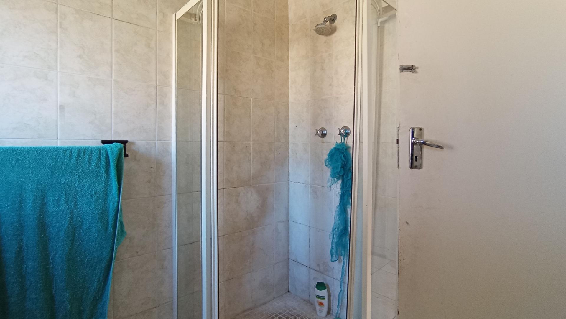 Bathroom 1 - 8 square meters of property in Georginia