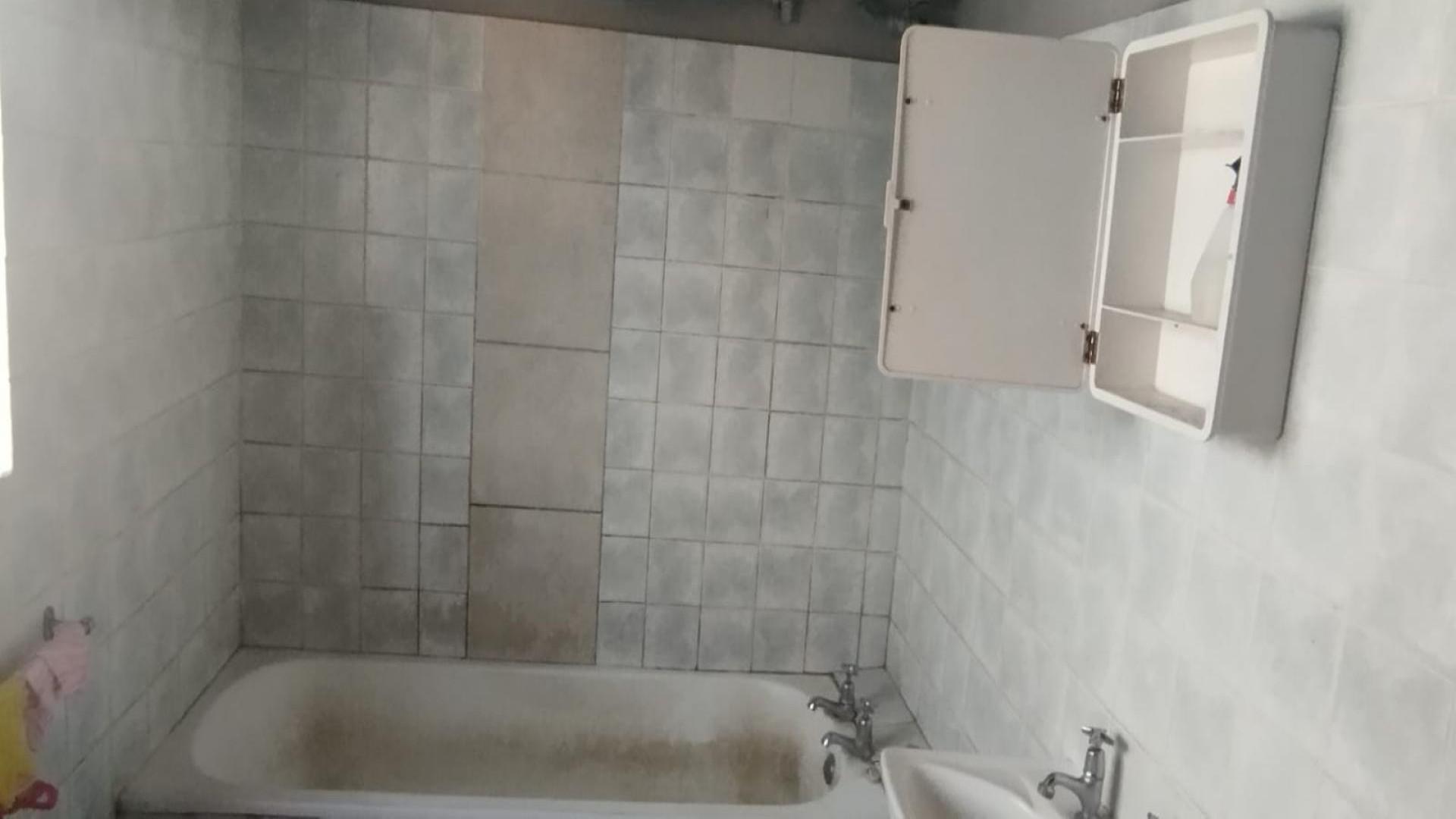 Bathroom 1 of property in Port Elizabeth Central