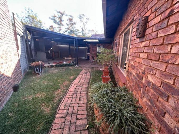 3 Bedroom Simplex for Sale For Sale in Rooihuiskraal - MR682623