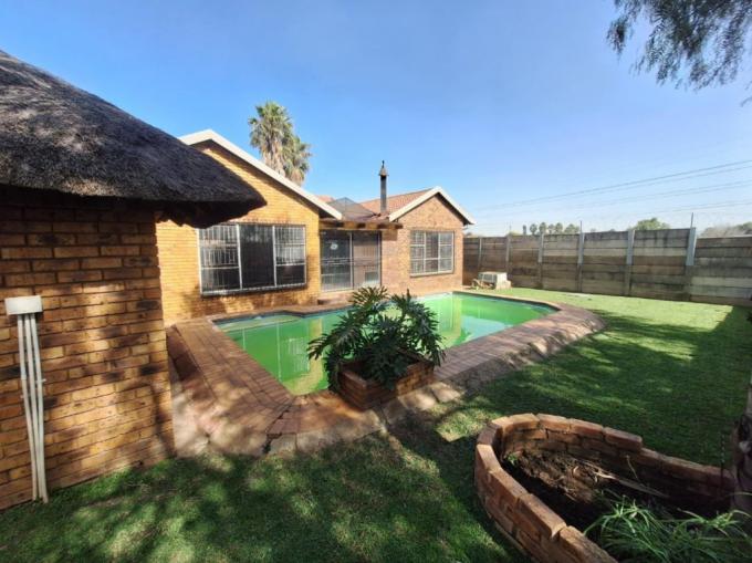 5 Bedroom House for Sale For Sale in Verwoerdpark - MR682656
