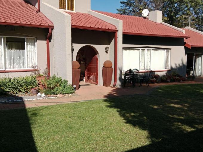4 Bedroom House for Sale For Sale in Brackendowns - MR682664