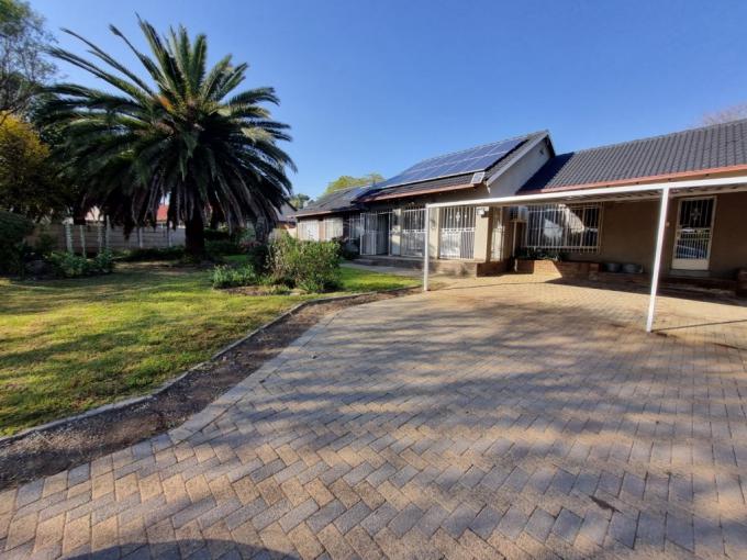 4 Bedroom House for Sale For Sale in Brackendowns - MR682672
