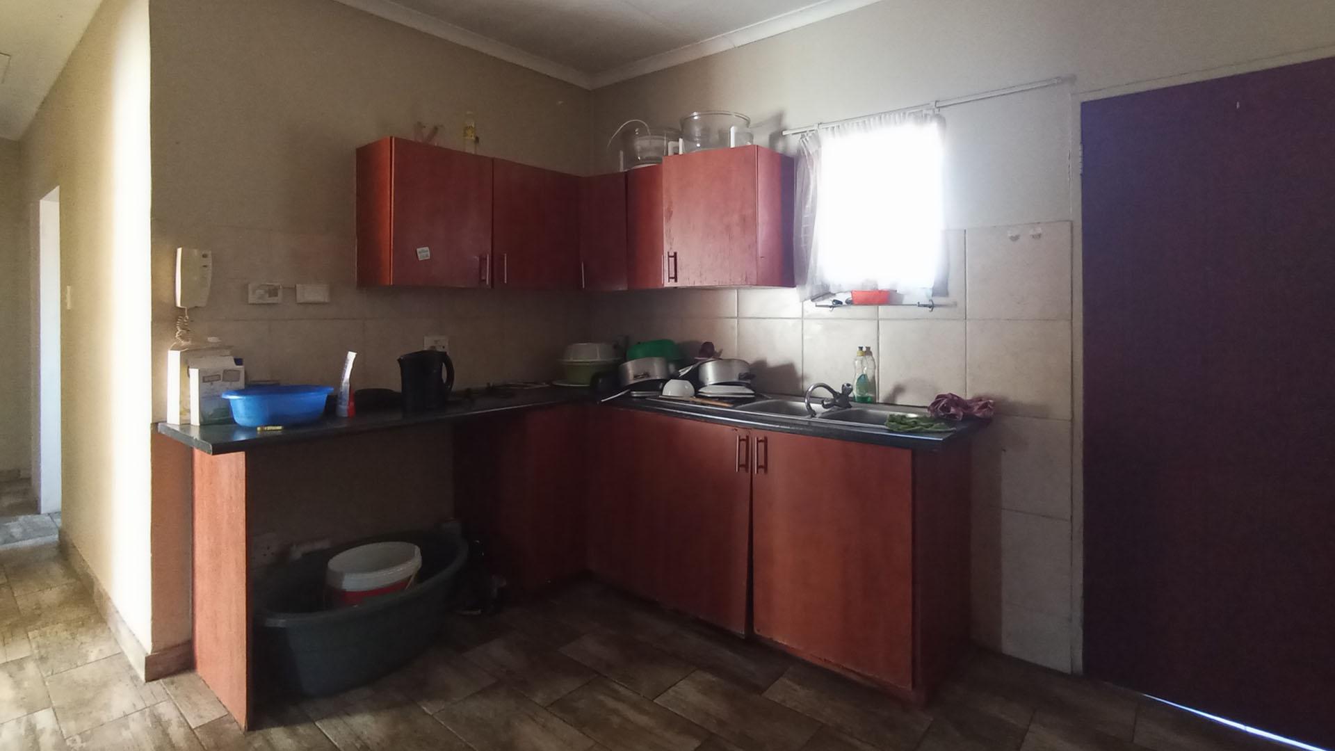 Kitchen - 14 square meters of property in Pretoria Gardens