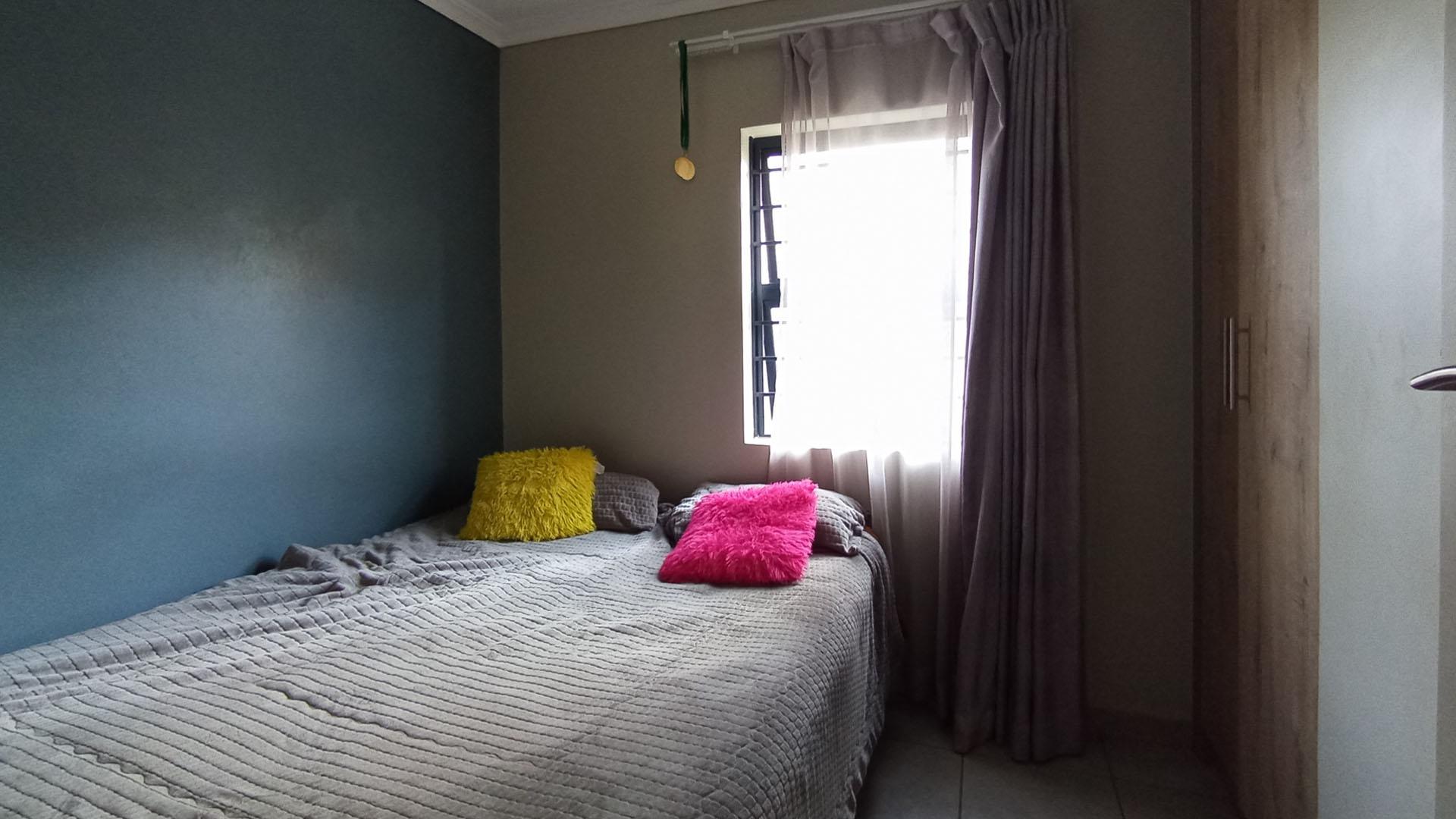 Bed Room 1 - 7 square meters of property in Lotus Gardens