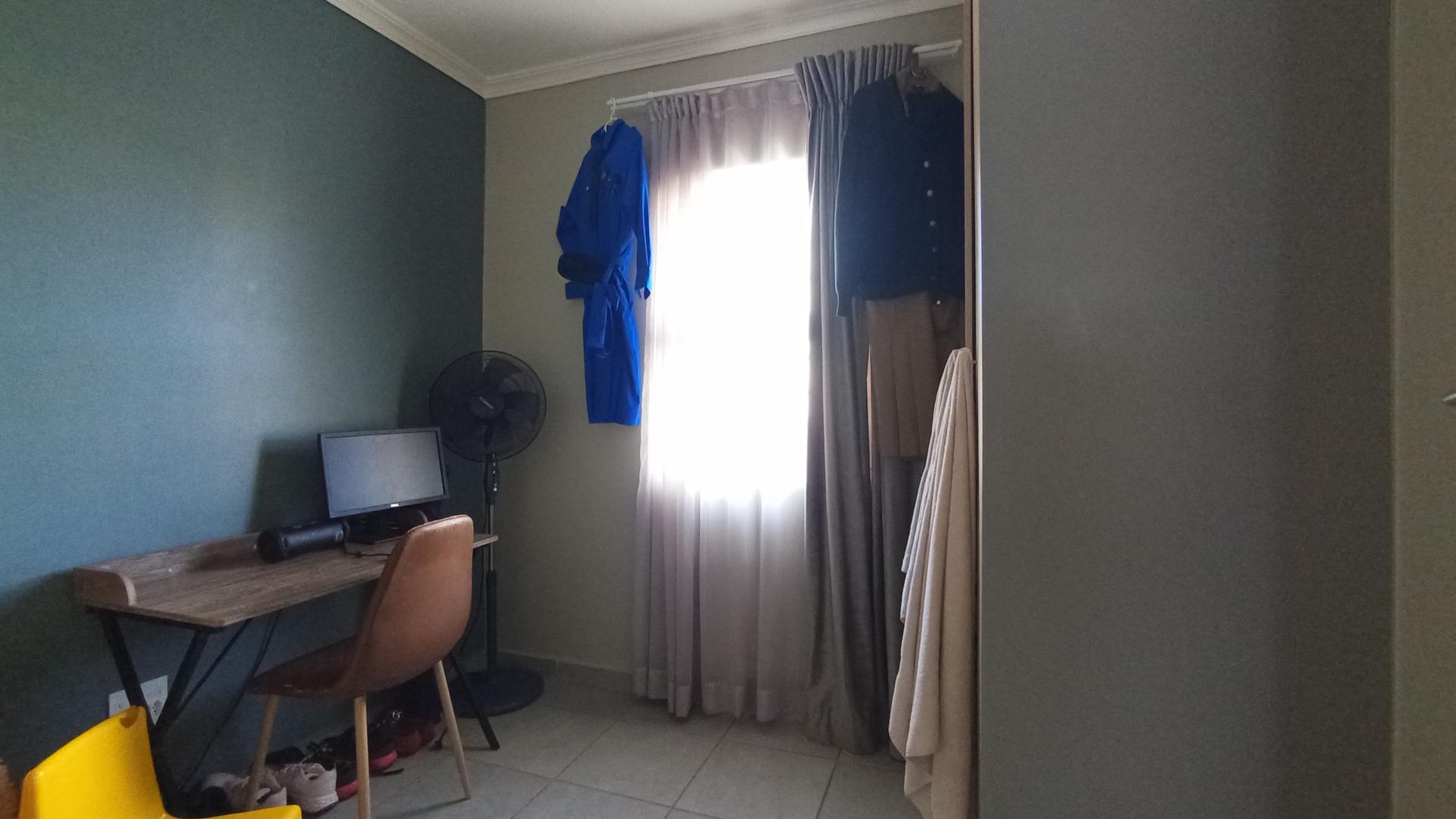 Bed Room 2 - 6 square meters of property in Lotus Gardens