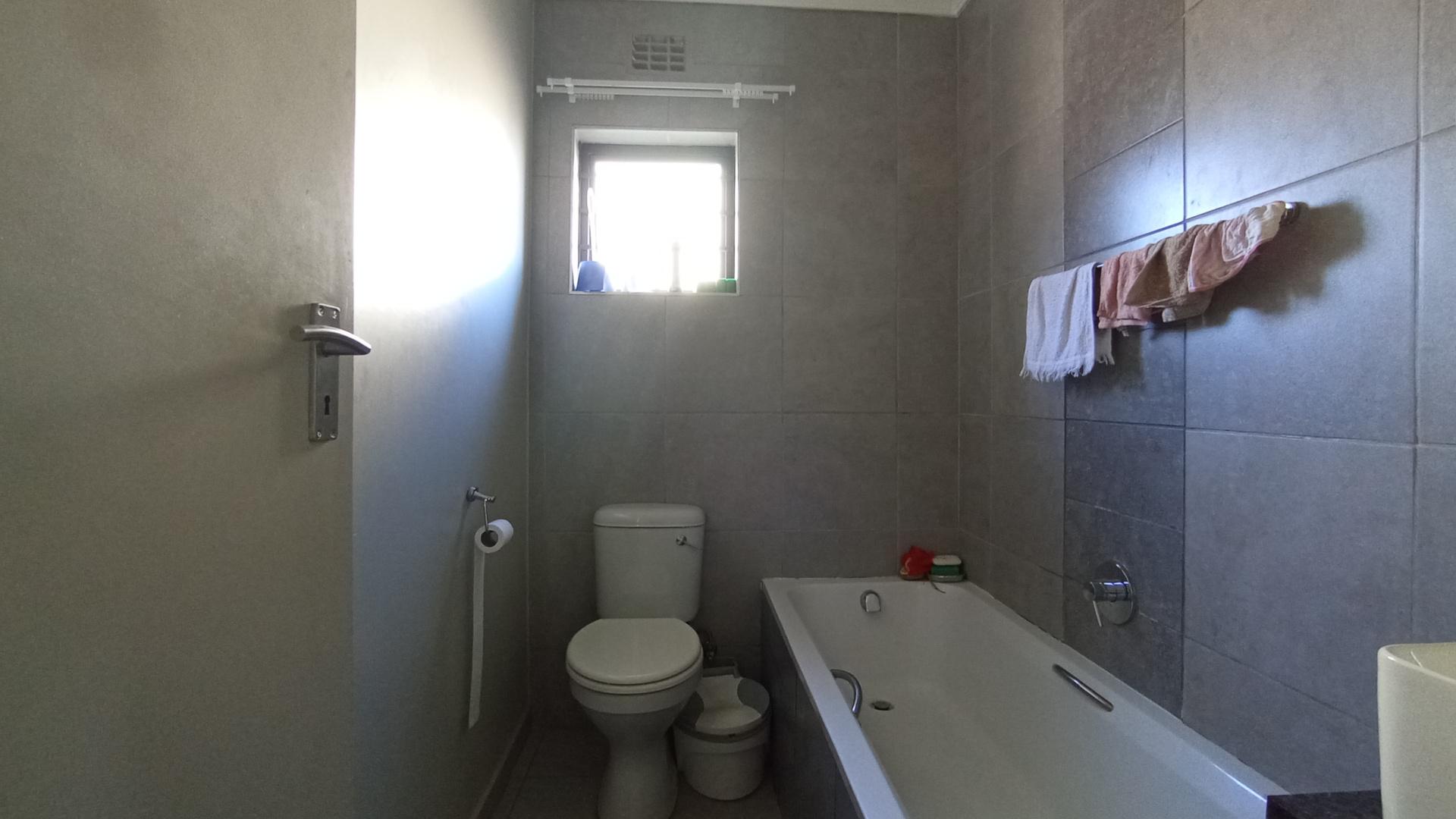 Bathroom 1 - 5 square meters of property in Lotus Gardens