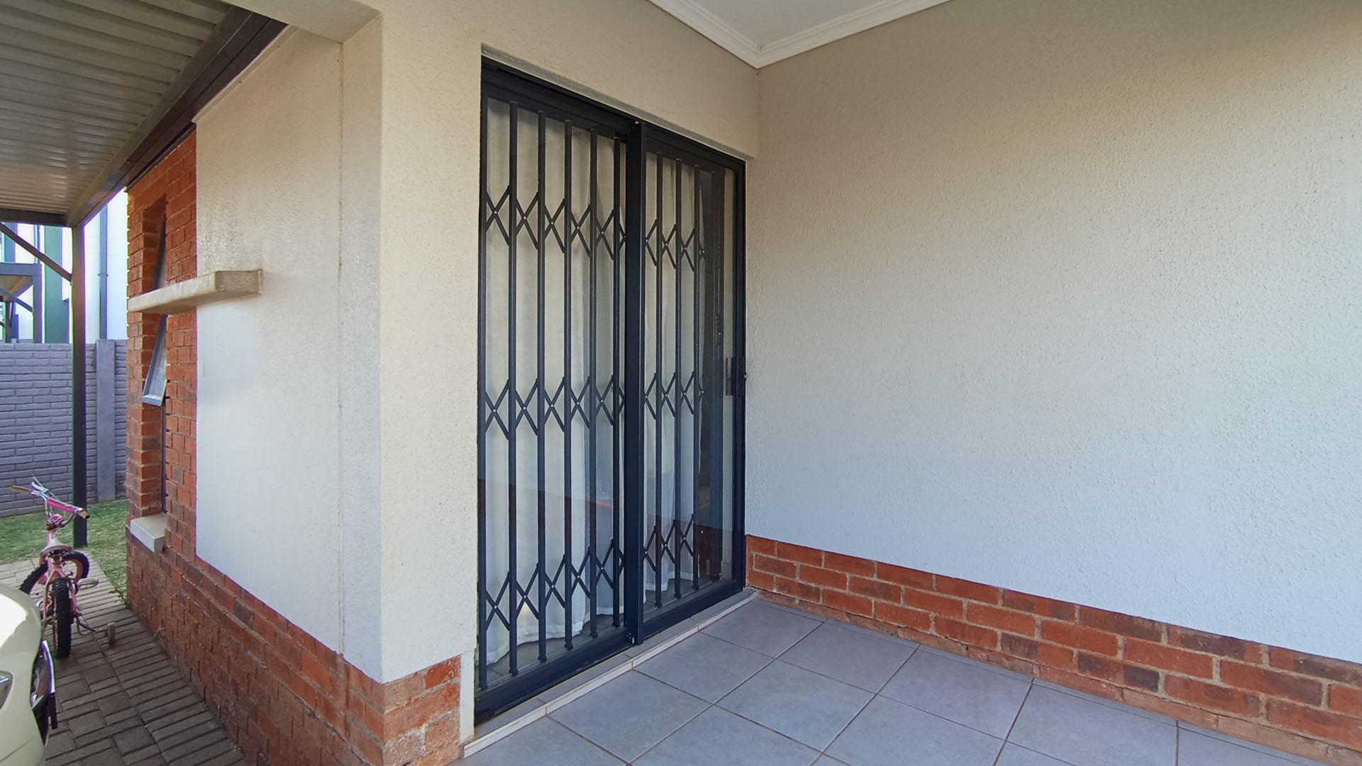 Patio - 9 square meters of property in Lotus Gardens