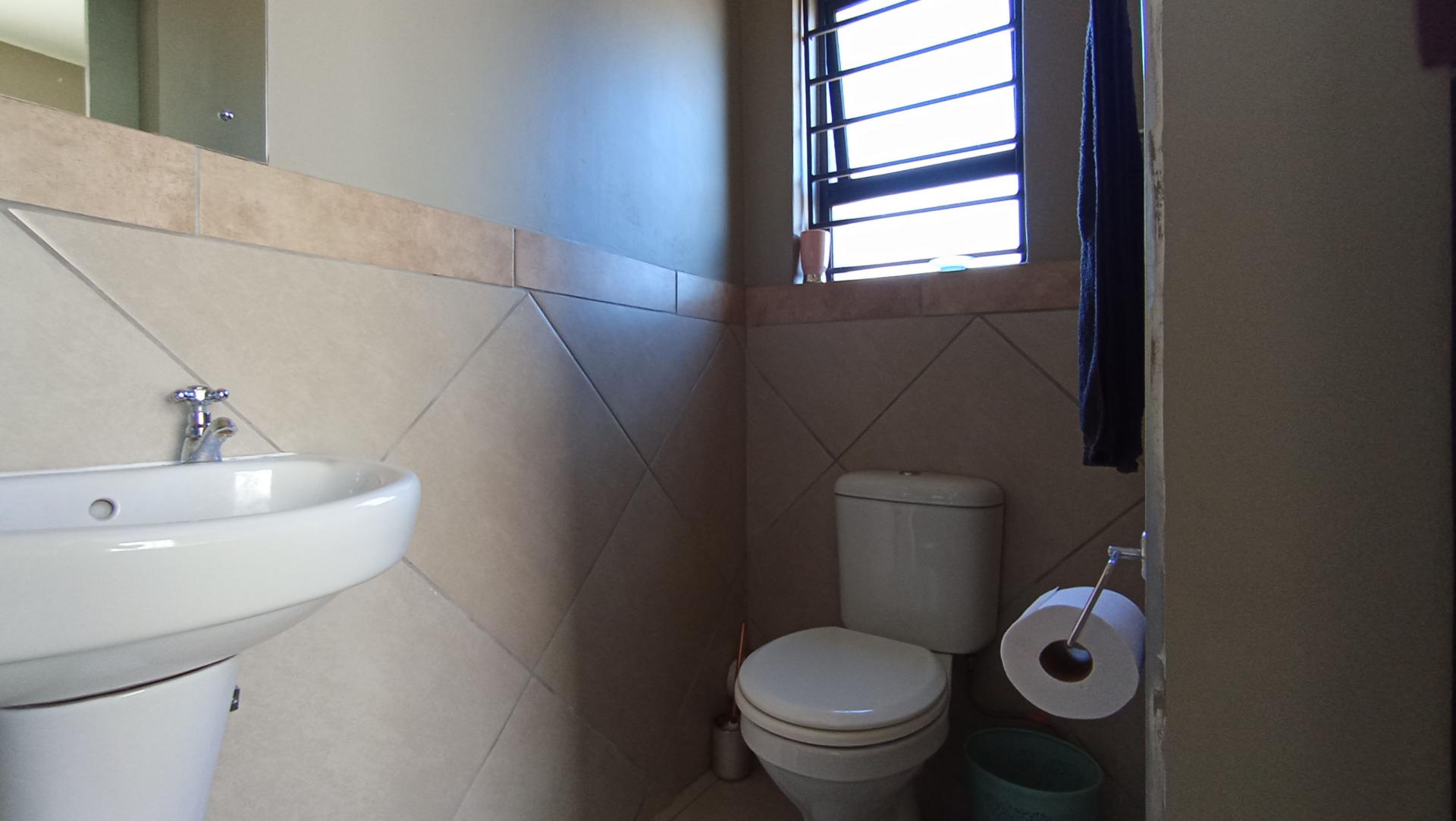 Main Bathroom - 4 square meters of property in Glen Austin AH (Midrand)