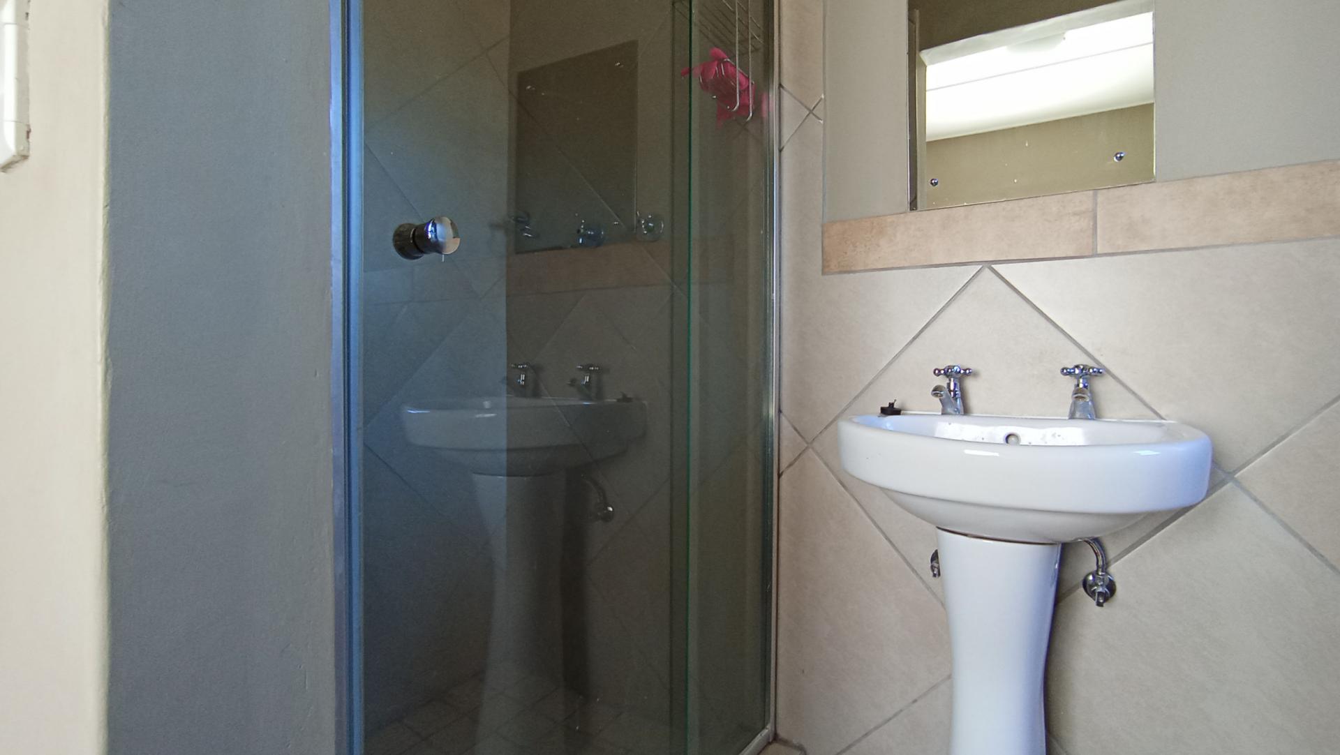 Main Bathroom - 4 square meters of property in Glen Austin AH (Midrand)