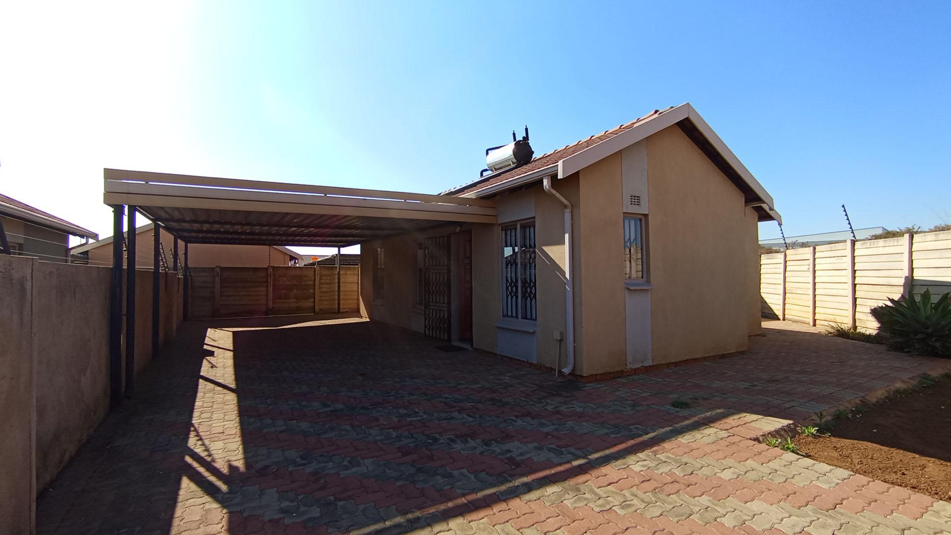 Front View of property in Rosslyn