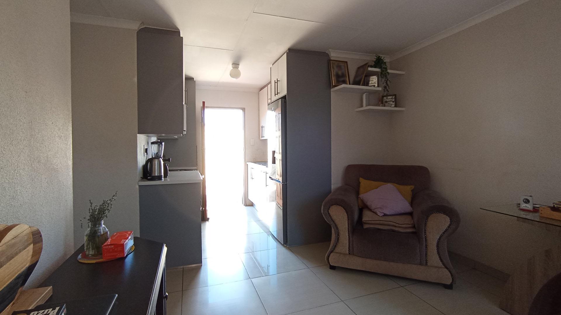 Lounges - 12 square meters of property in Rosslyn