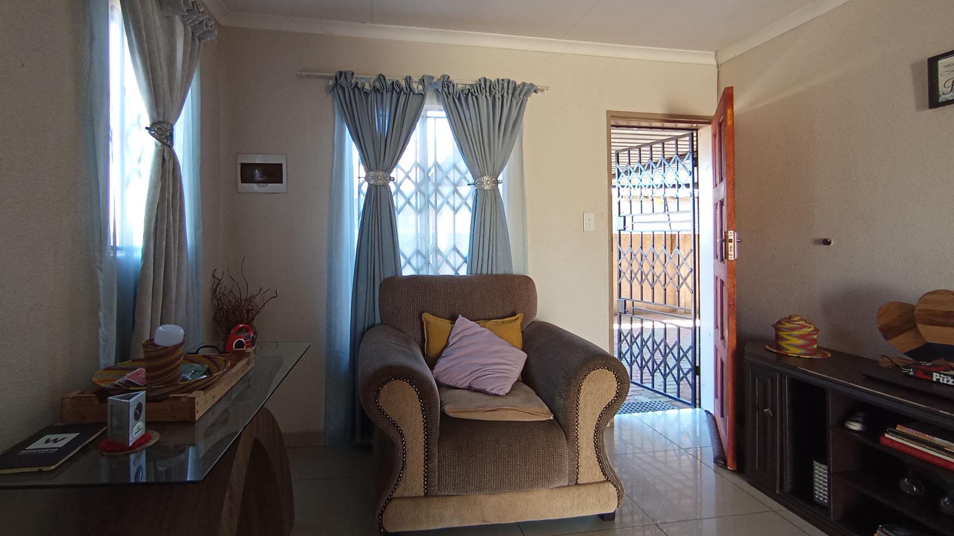 Lounges - 12 square meters of property in Rosslyn