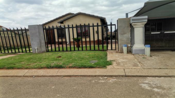 SA Home Loans Sale in Execution 2 Bedroom House for Sale in Windmill Park - MR682805