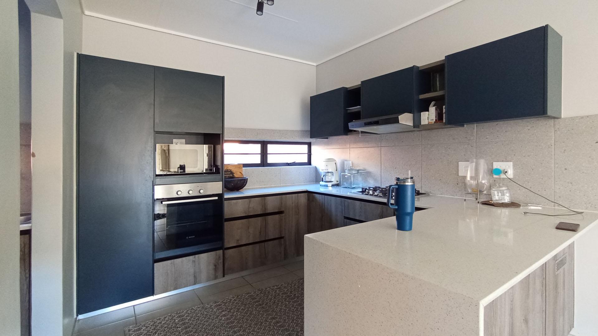 Kitchen - 10 square meters of property in Rooihuiskraal North