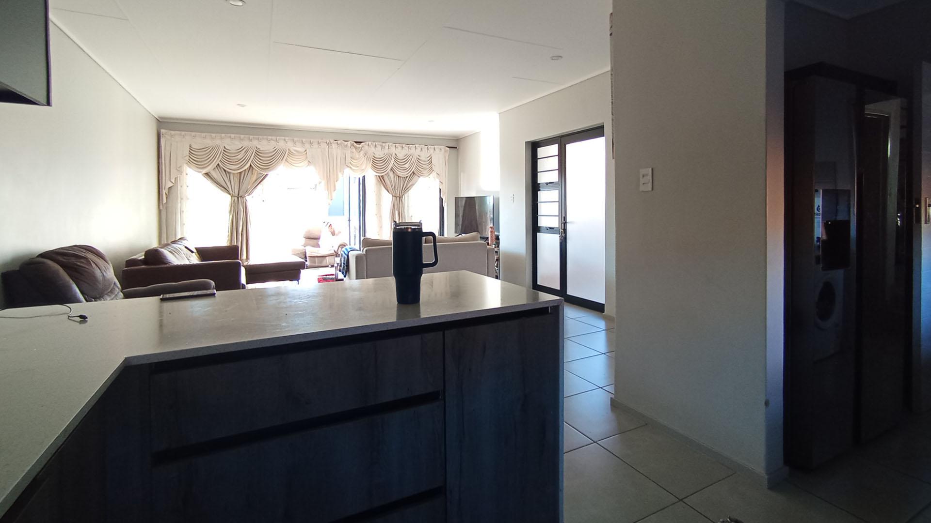 Kitchen - 10 square meters of property in Rooihuiskraal North