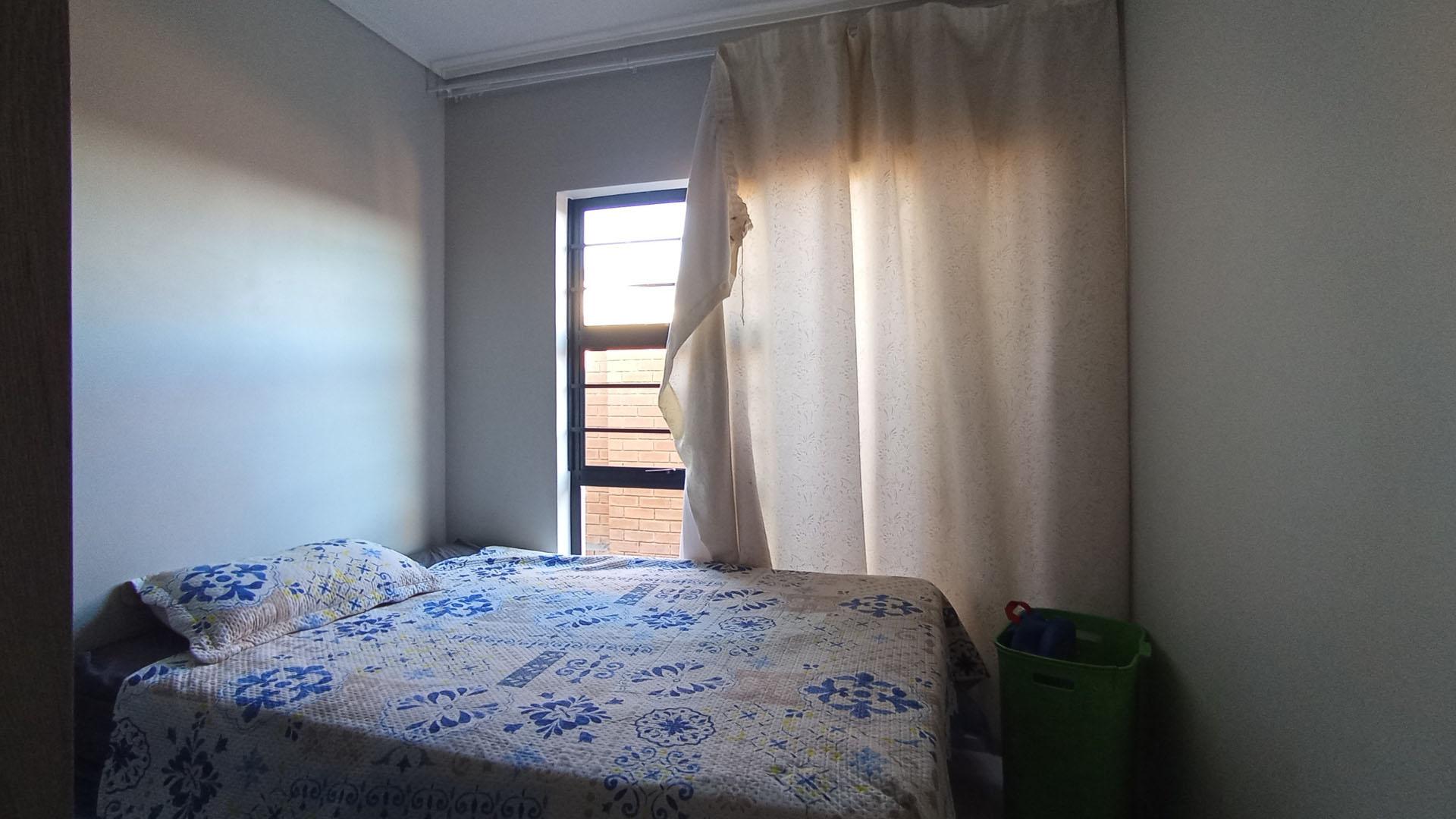 Bed Room 1 - 9 square meters of property in Rooihuiskraal North
