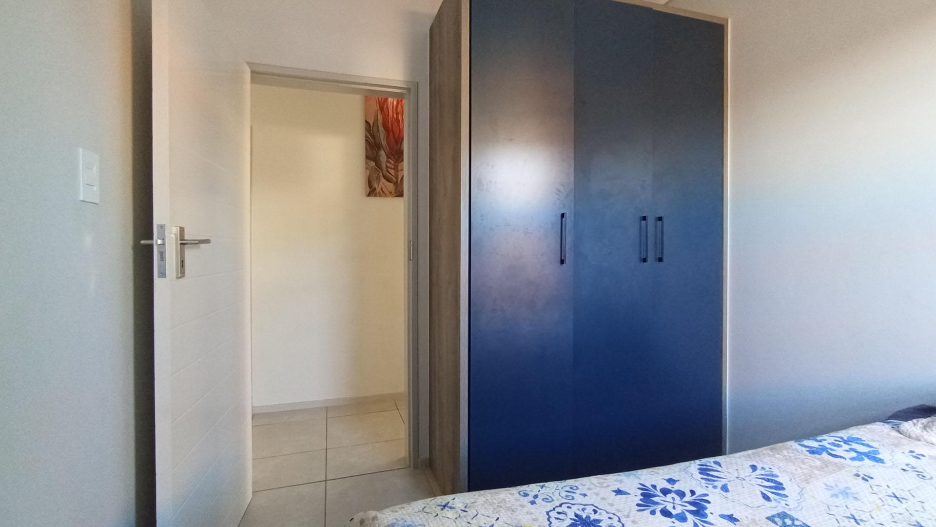 Bed Room 1 - 9 square meters of property in Rooihuiskraal North