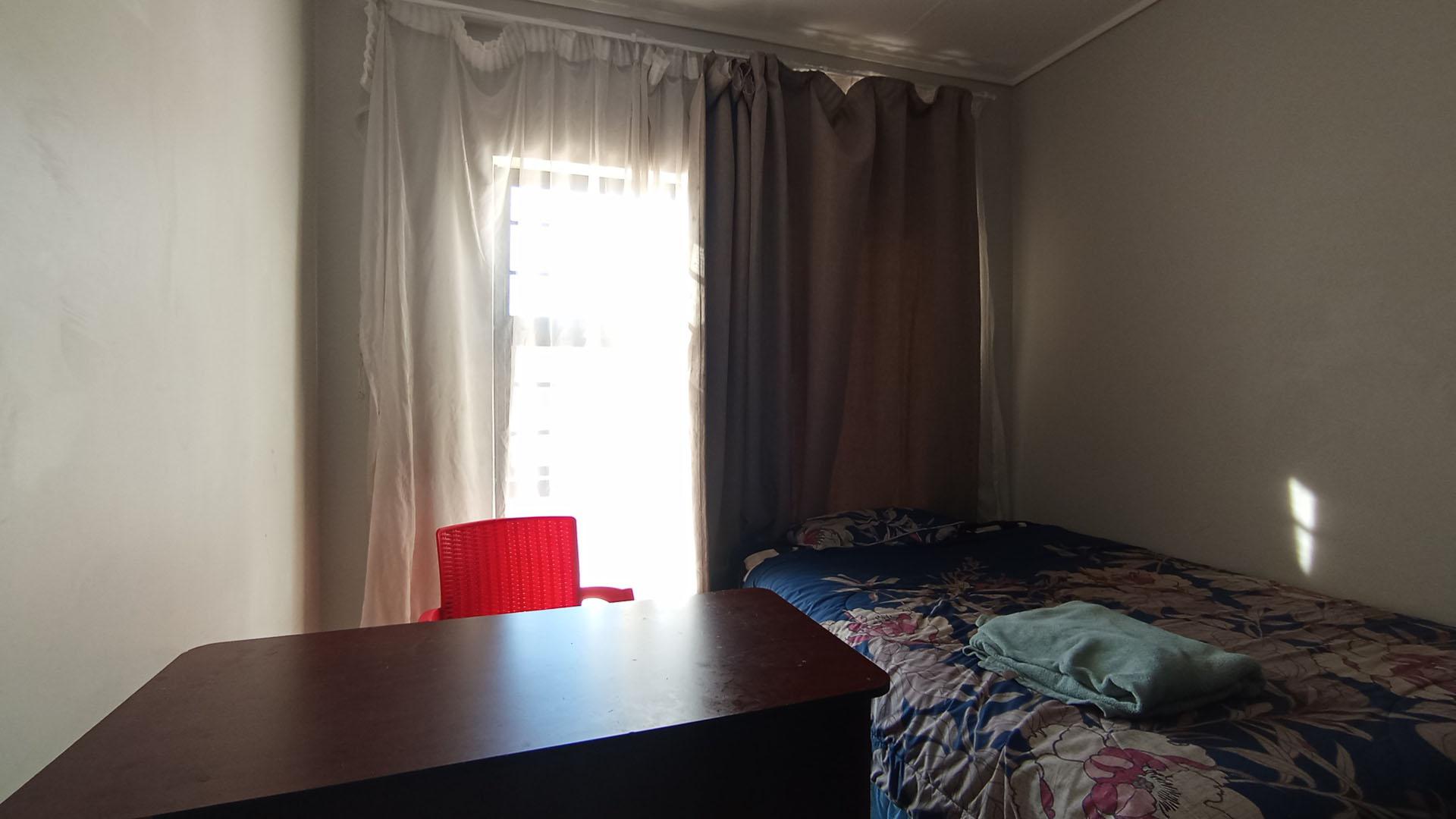 Bed Room 2 - 11 square meters of property in Rooihuiskraal North