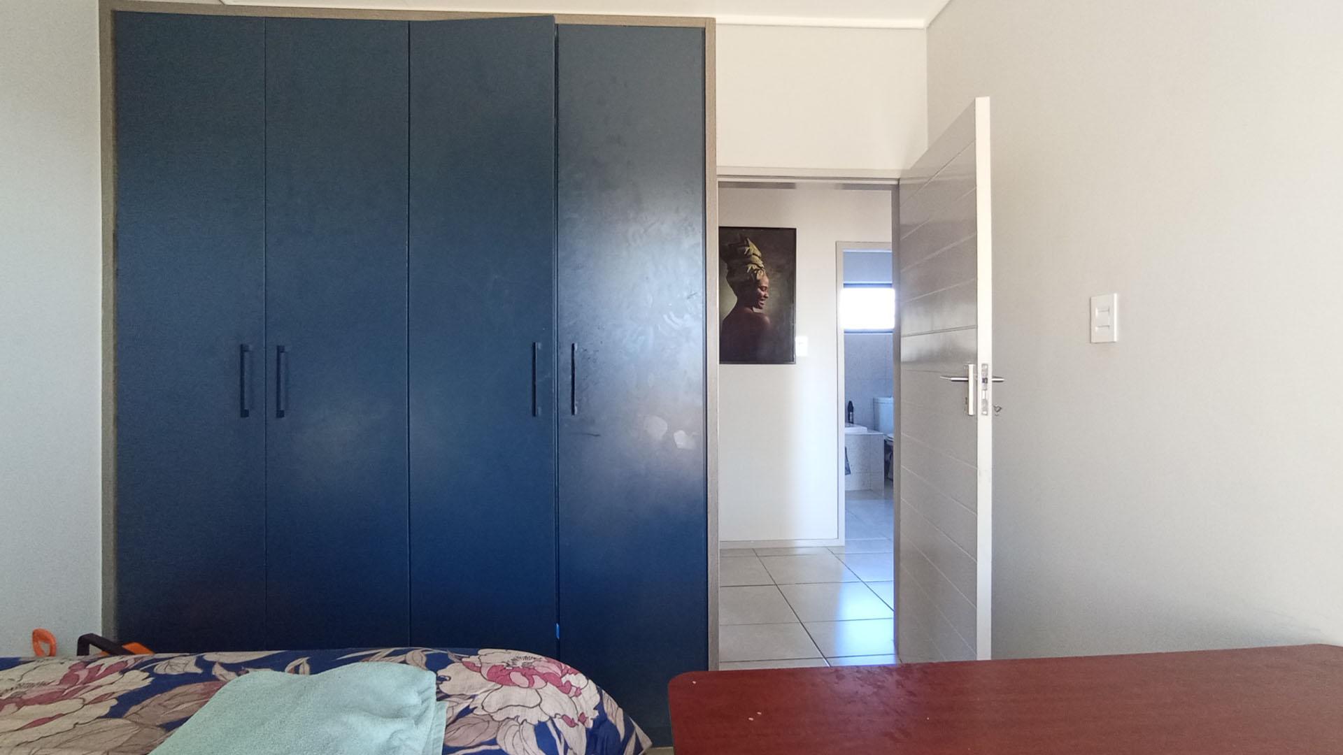 Bed Room 2 - 11 square meters of property in Rooihuiskraal North