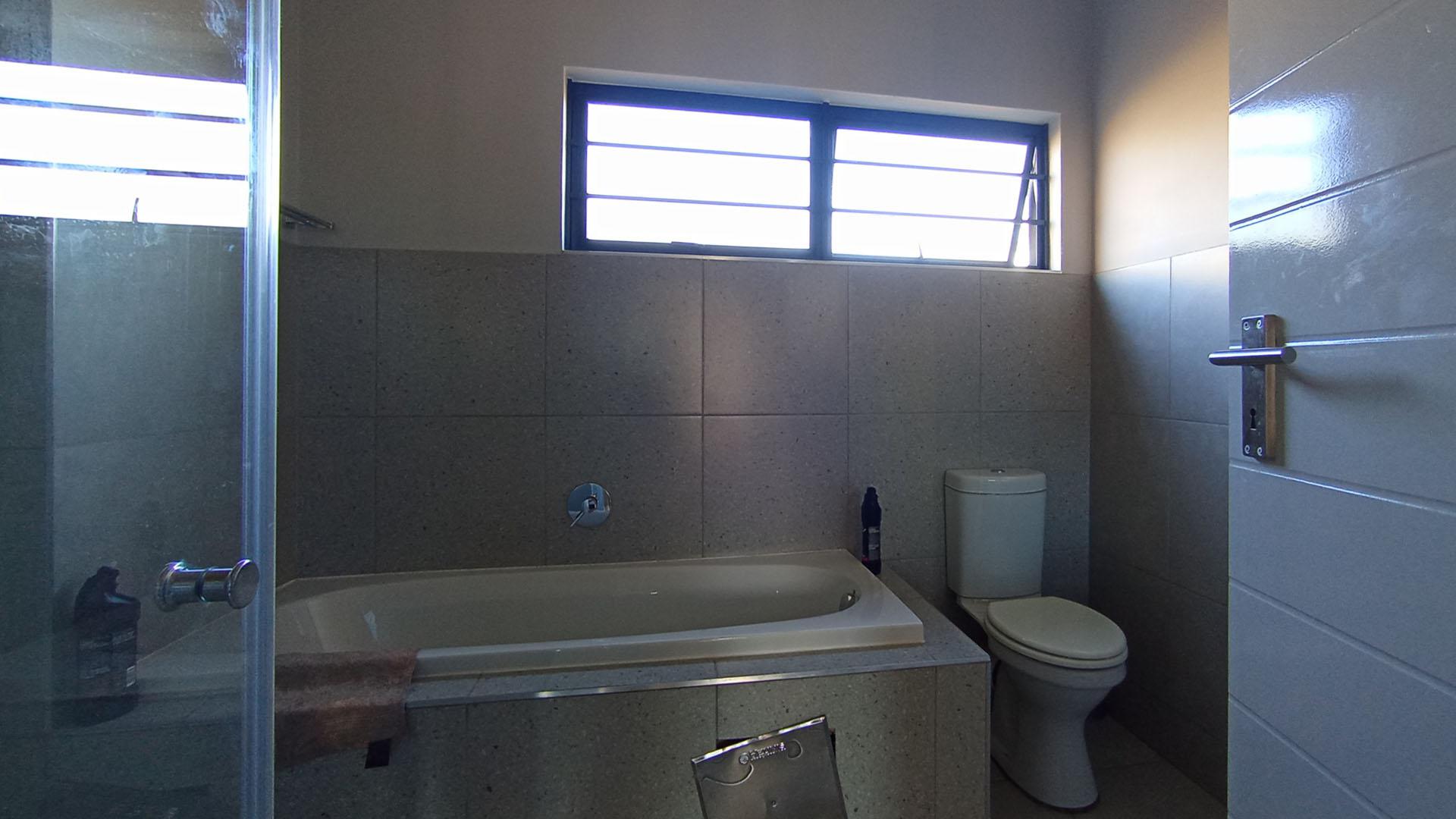 Bathroom 1 - 9 square meters of property in Rooihuiskraal North