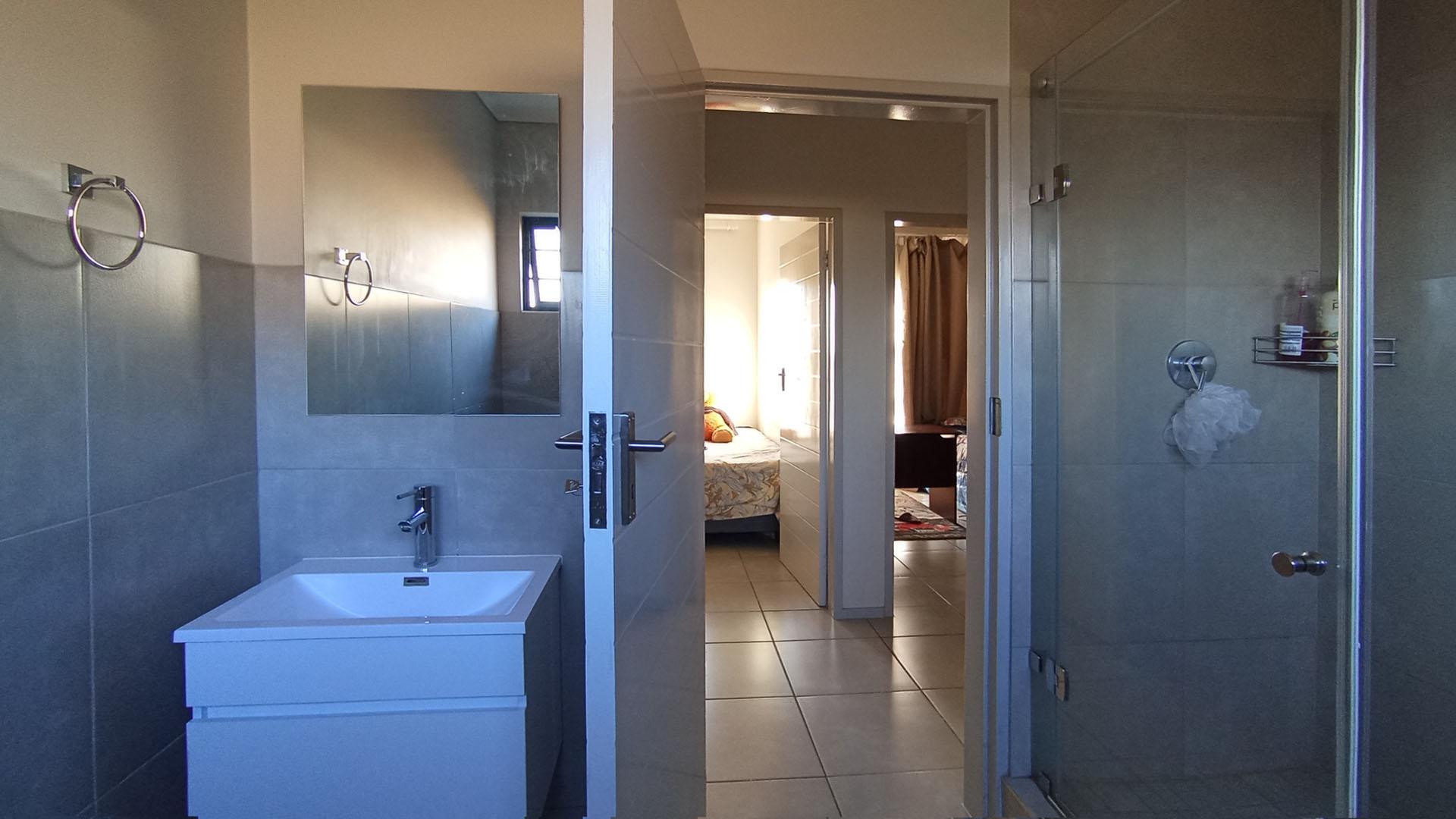 Bathroom 1 - 9 square meters of property in Rooihuiskraal North