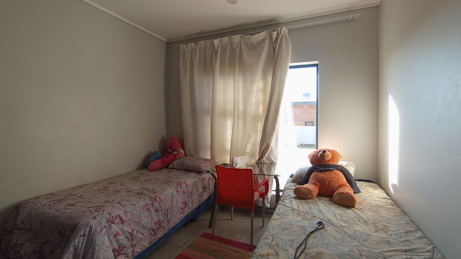 Bed Room 3 - 12 square meters of property in Rooihuiskraal North