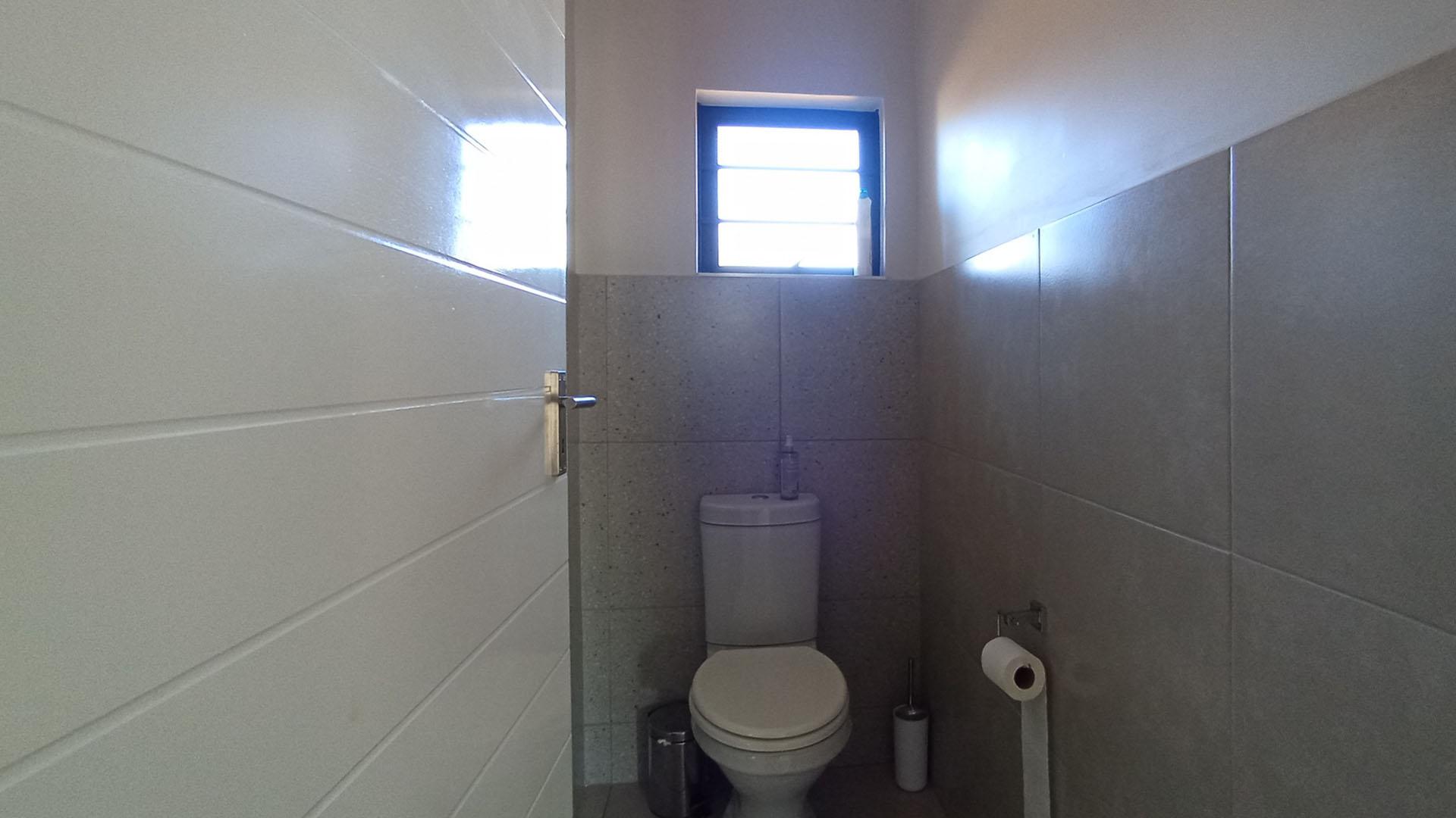 Main Bathroom - 10 square meters of property in Rooihuiskraal North