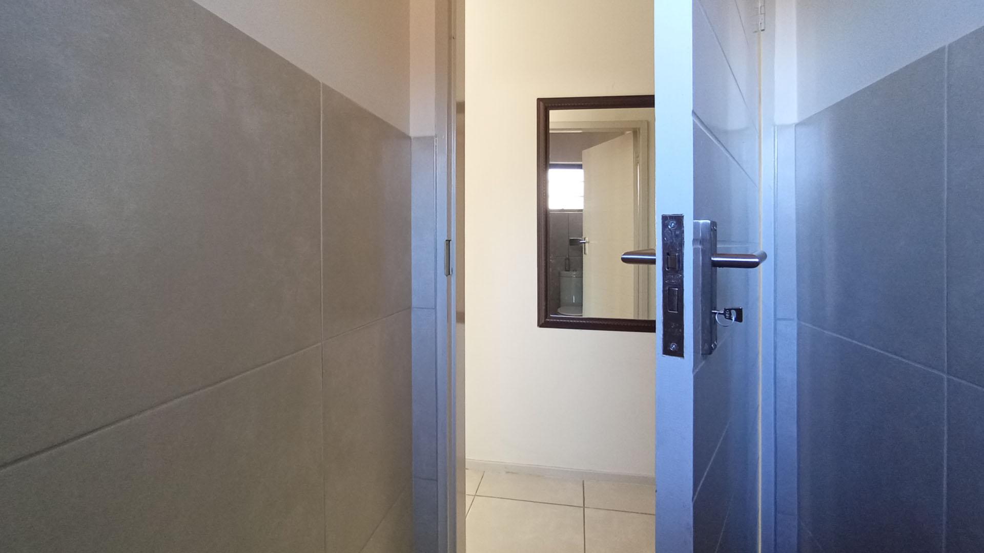 Main Bathroom - 10 square meters of property in Rooihuiskraal North