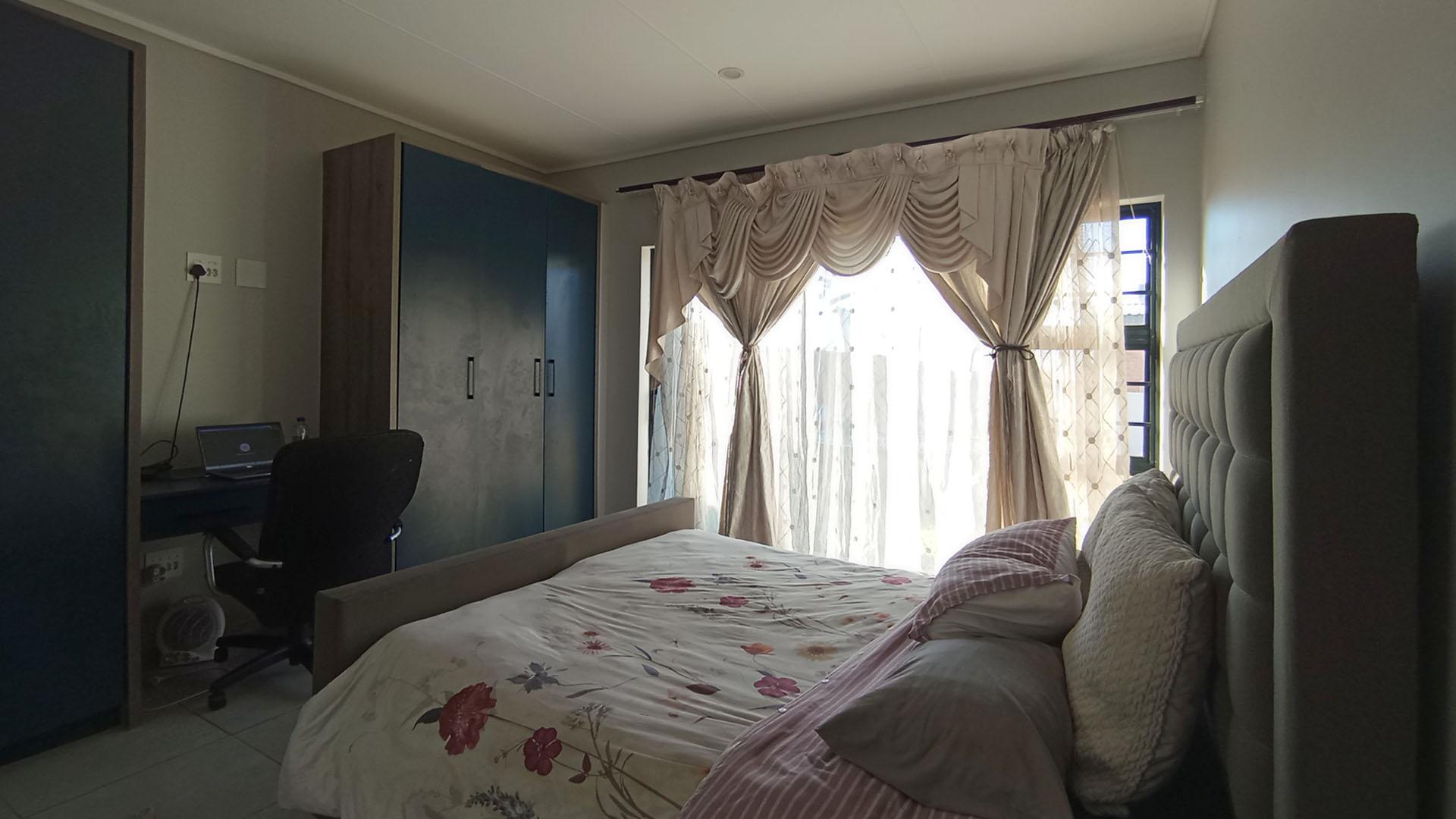 Main Bedroom - 21 square meters of property in Rooihuiskraal North