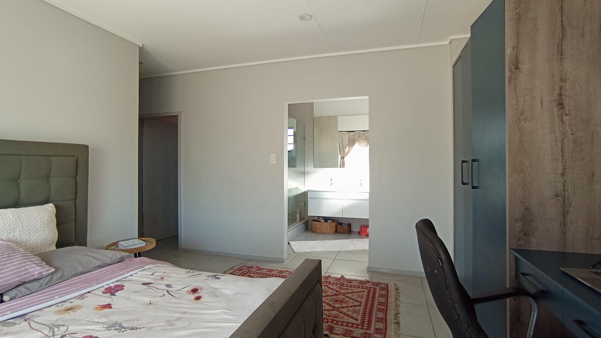 Main Bedroom - 21 square meters of property in Rooihuiskraal North