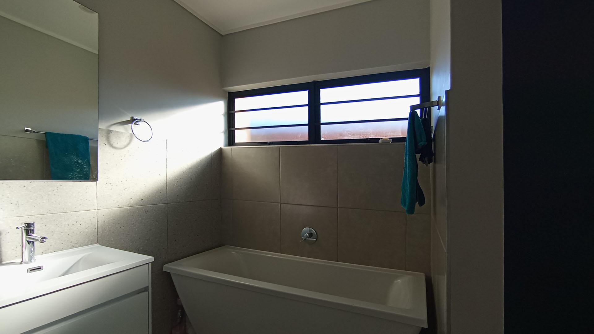Main Bathroom - 10 square meters of property in Rooihuiskraal North