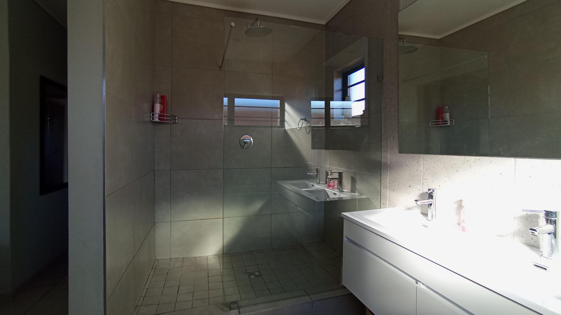 Main Bathroom - 10 square meters of property in Rooihuiskraal North