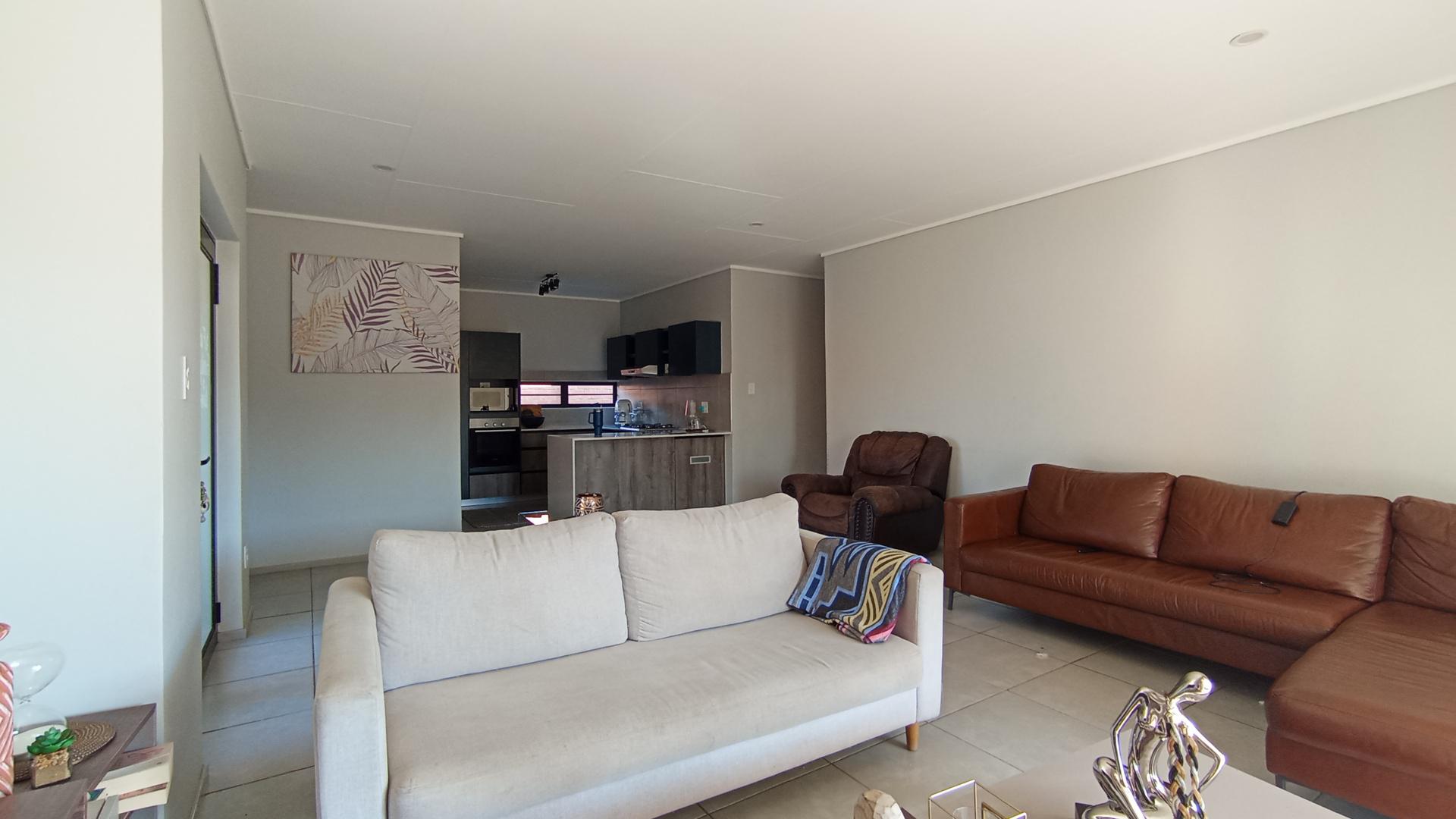 Lounges - 38 square meters of property in Rooihuiskraal North