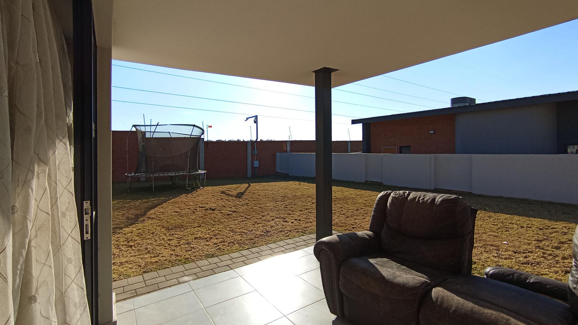 Patio - 17 square meters of property in Rooihuiskraal North