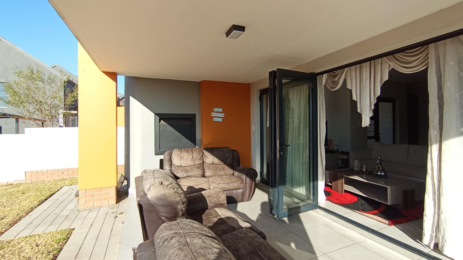 Patio - 17 square meters of property in Rooihuiskraal North