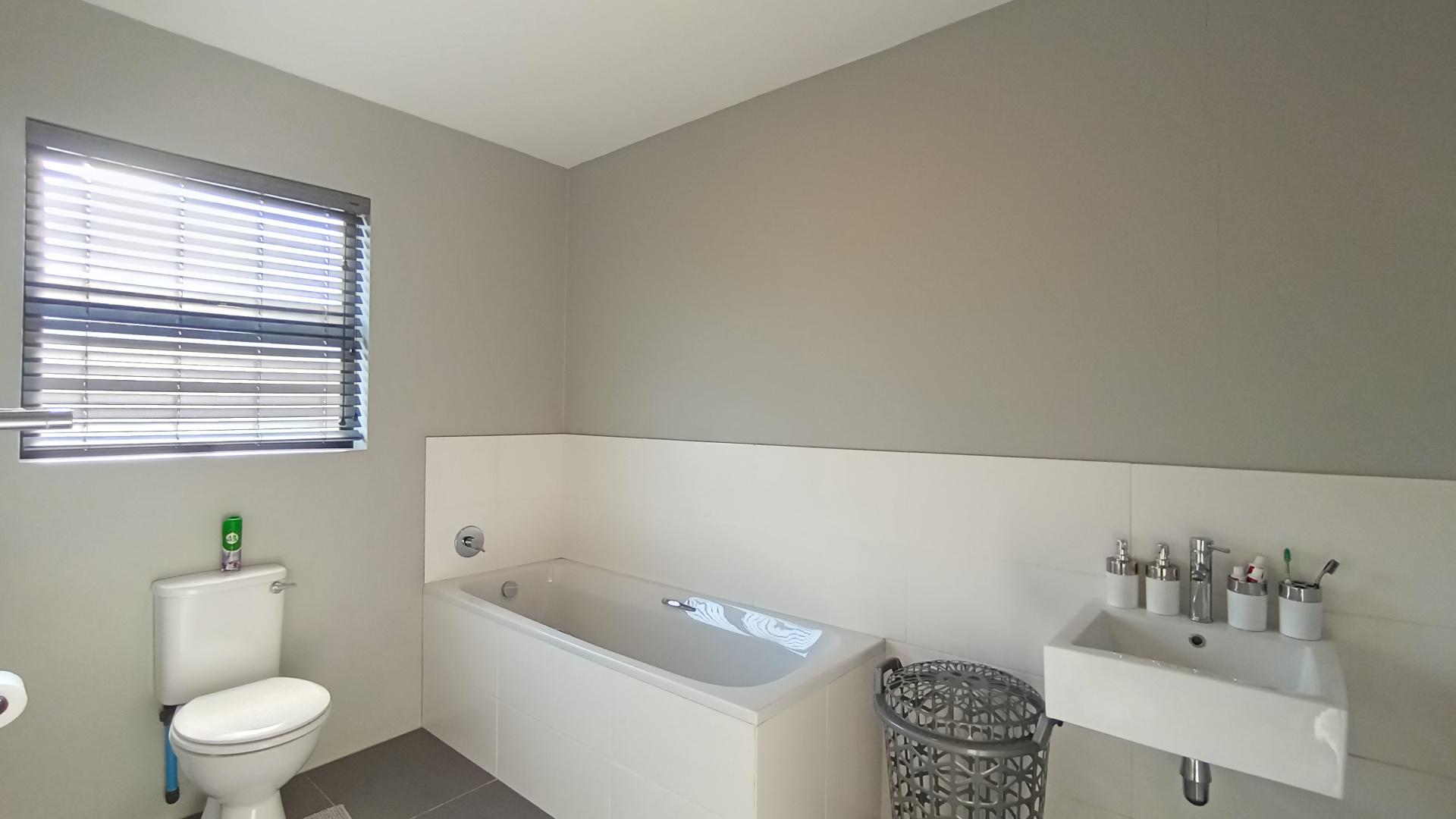 Bathroom 1 - 7 square meters of property in Umbogintwini