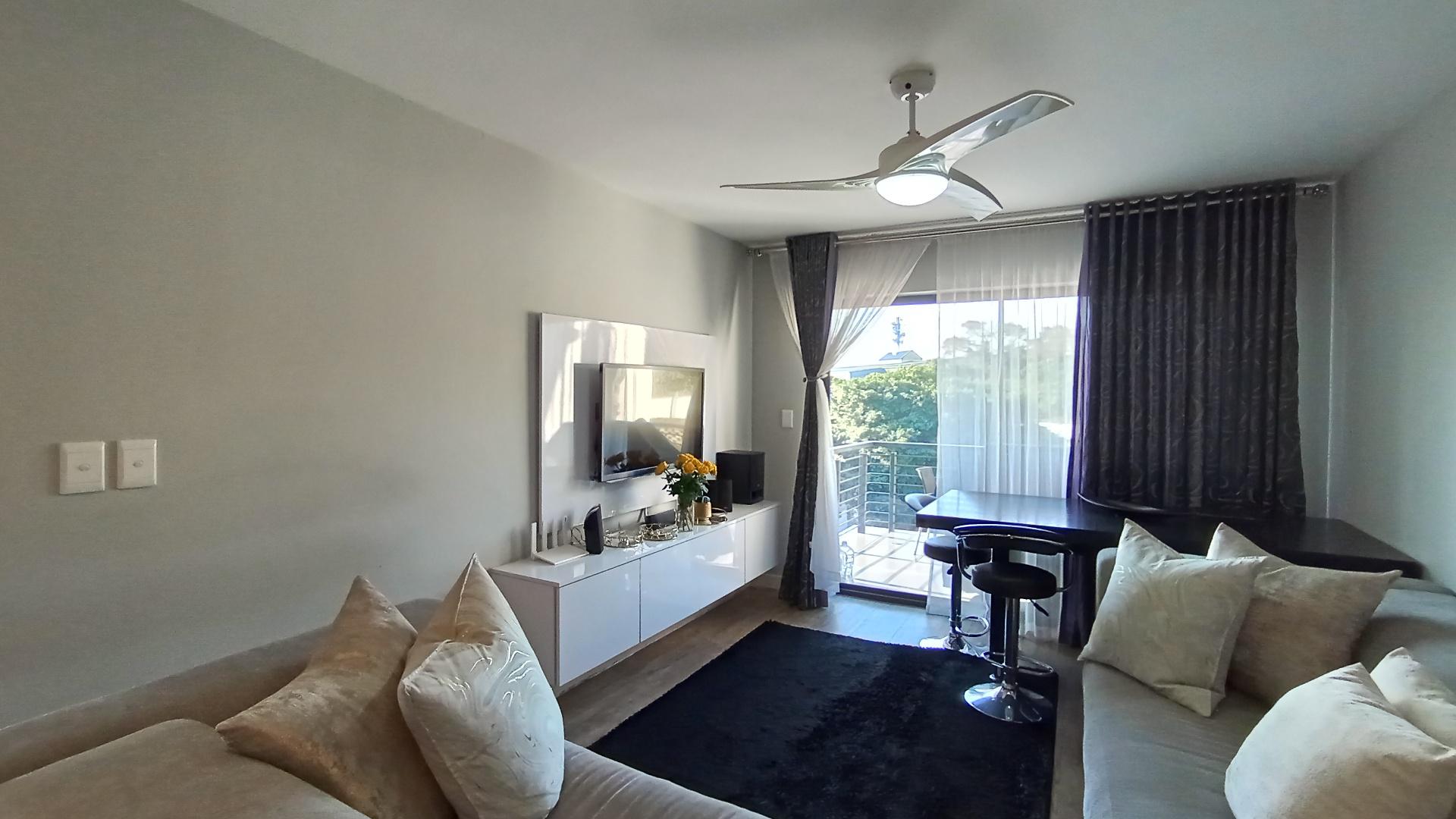 Lounges - 18 square meters of property in Umbogintwini