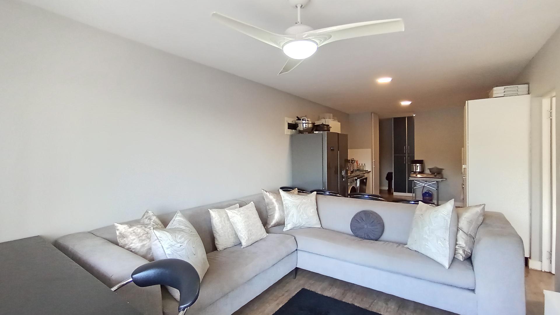 Lounges - 18 square meters of property in Umbogintwini