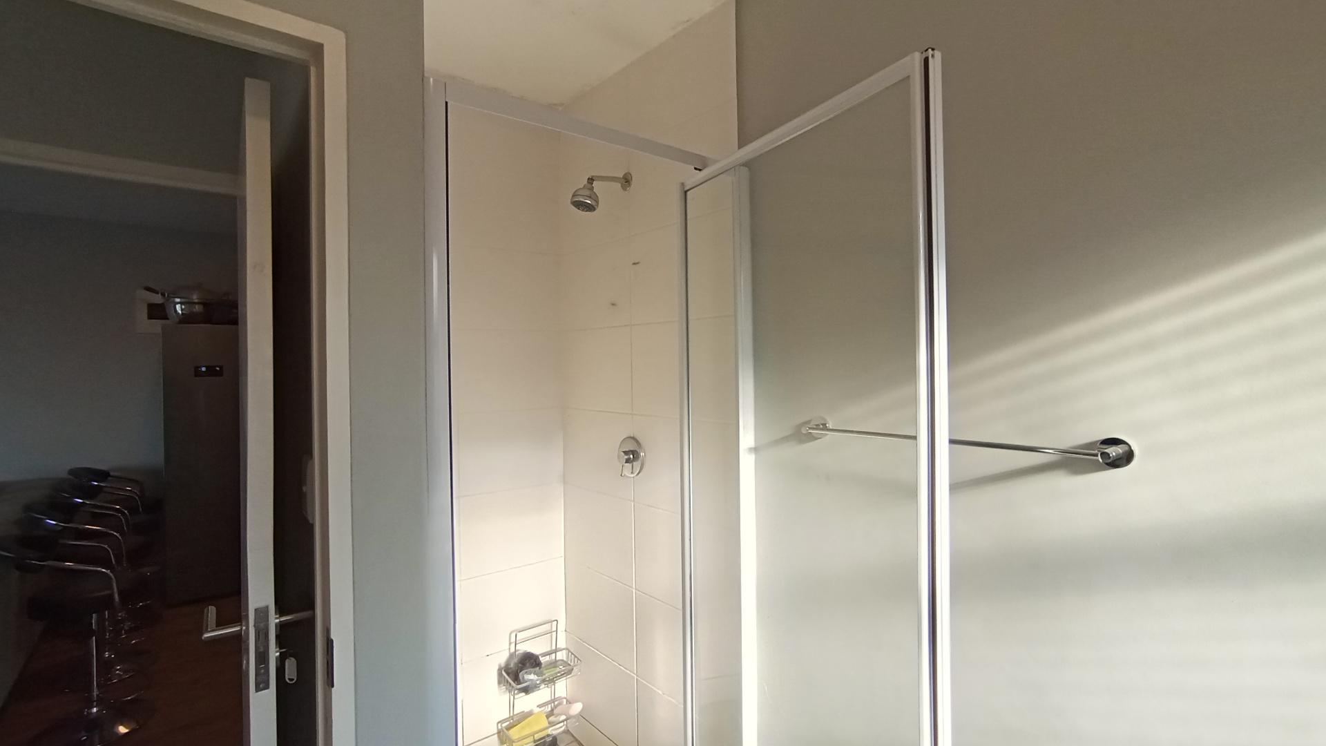 Main Bathroom - 6 square meters of property in Umbogintwini