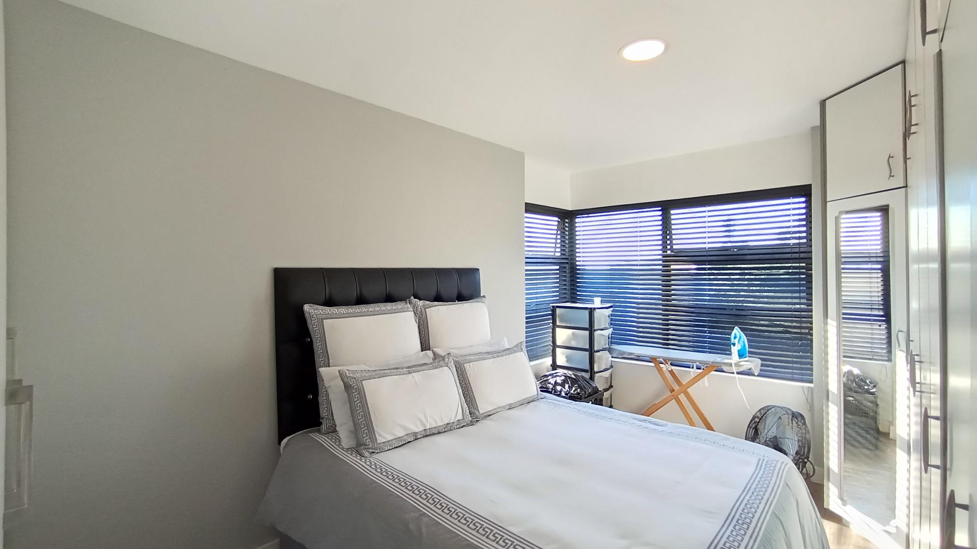 Main Bedroom - 15 square meters of property in Umbogintwini