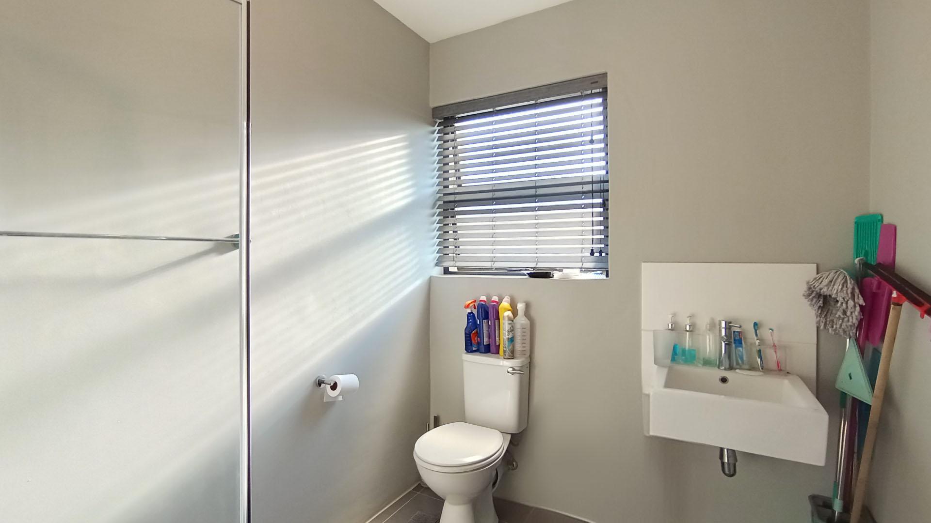 Main Bathroom - 6 square meters of property in Umbogintwini