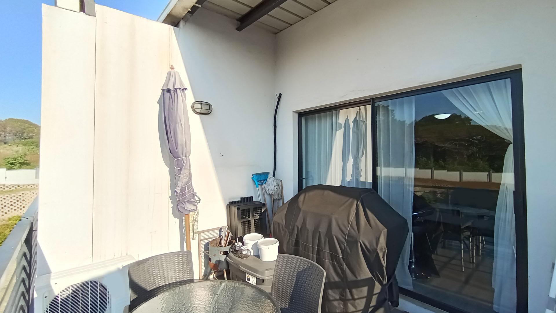 Balcony - 9 square meters of property in Umbogintwini