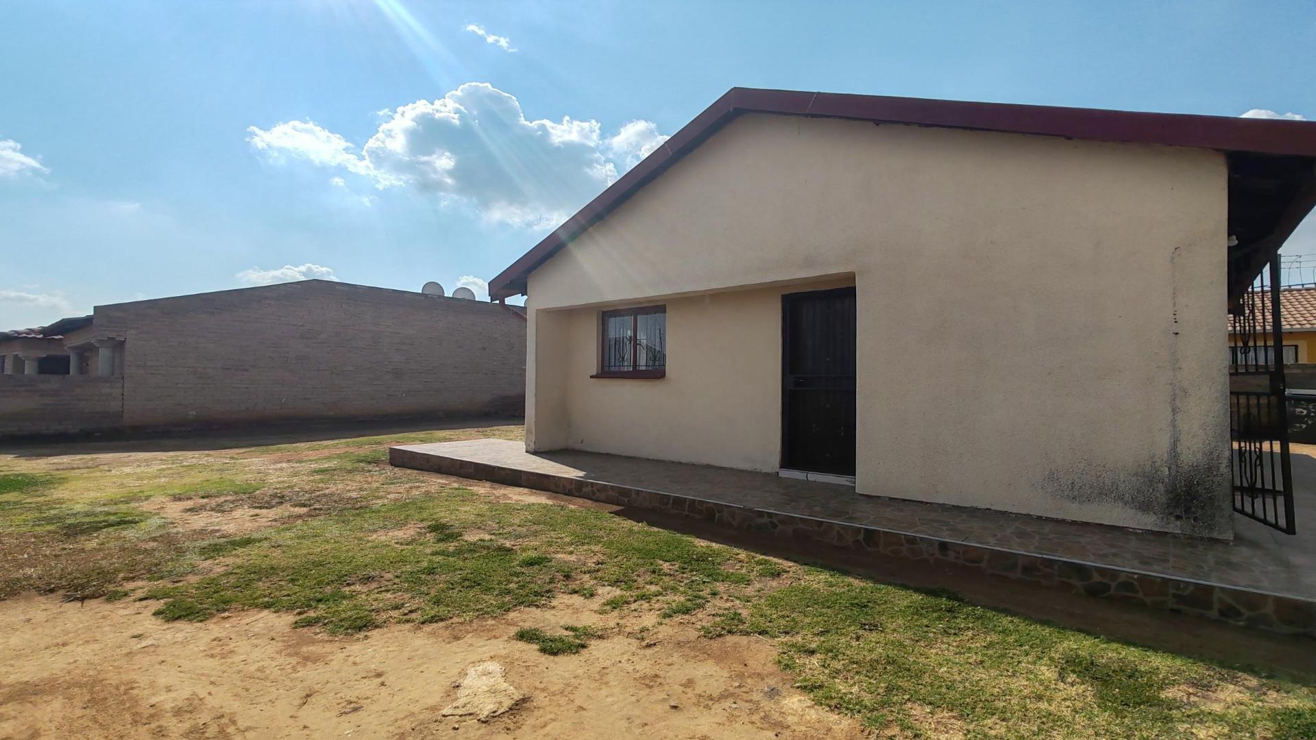 Front View of property in Leachville