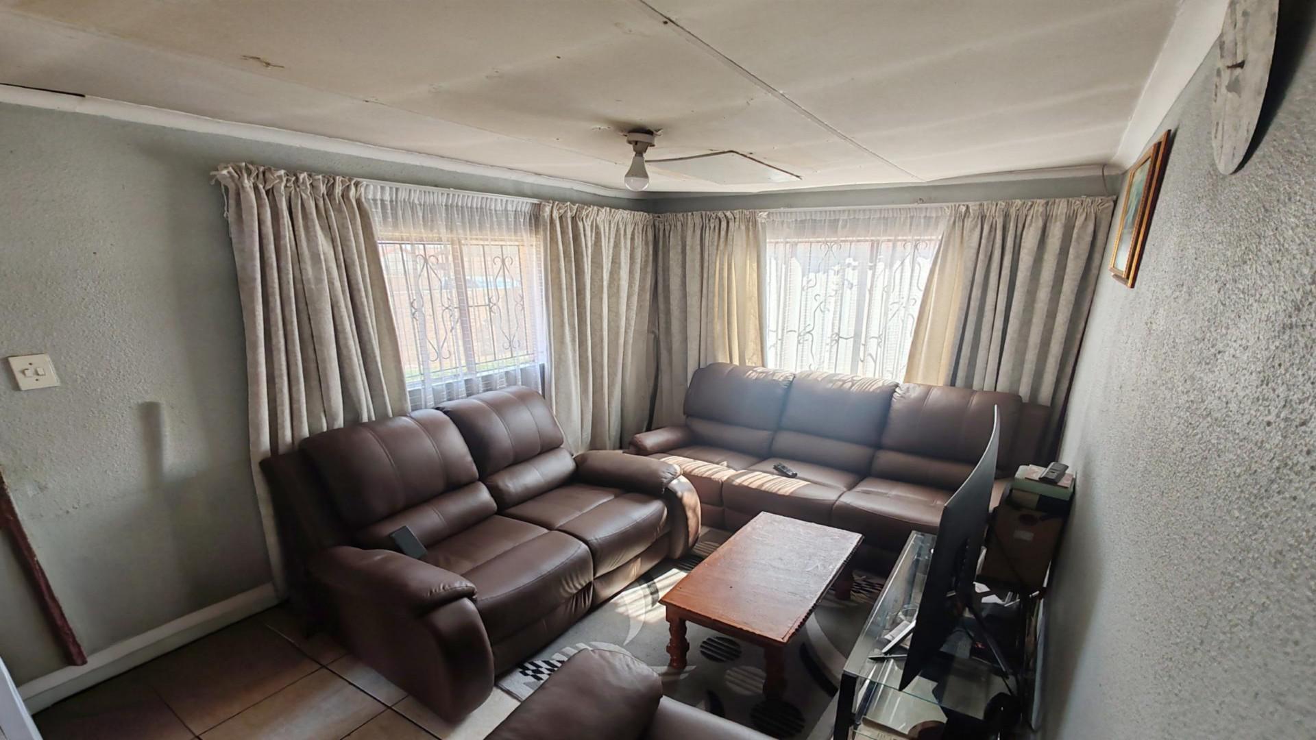 Lounges - 12 square meters of property in Leachville