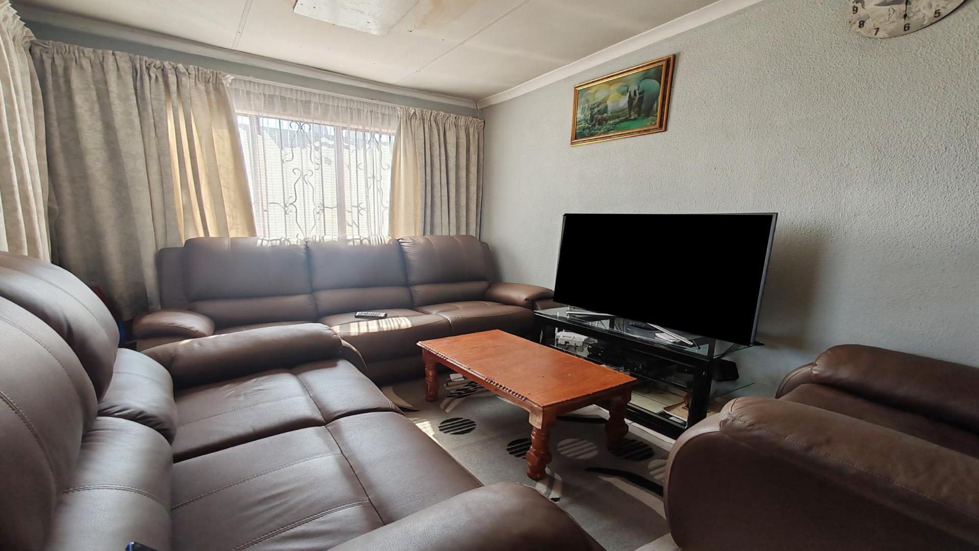 Lounges - 12 square meters of property in Leachville