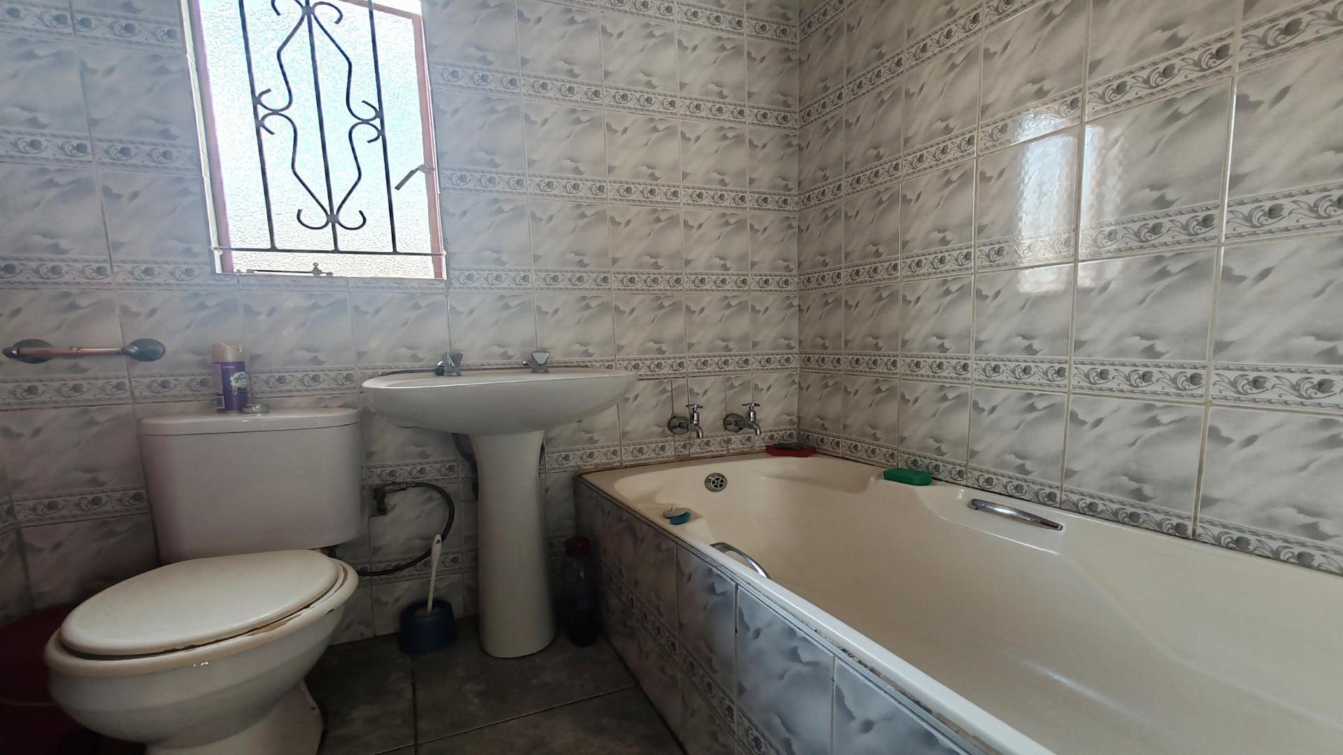 Bathroom 1 - 4 square meters of property in Leachville