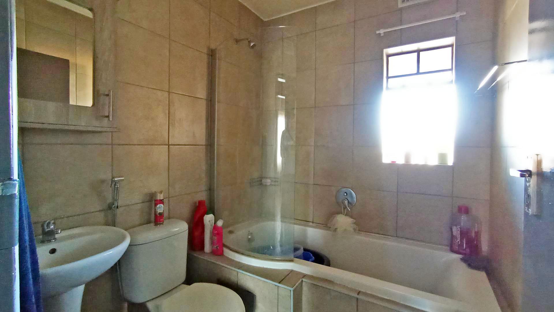 Bathroom 1 - 5 square meters of property in Montana Tuine